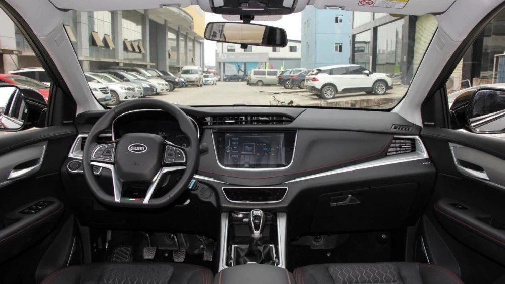 салон кроссовера SWM G01