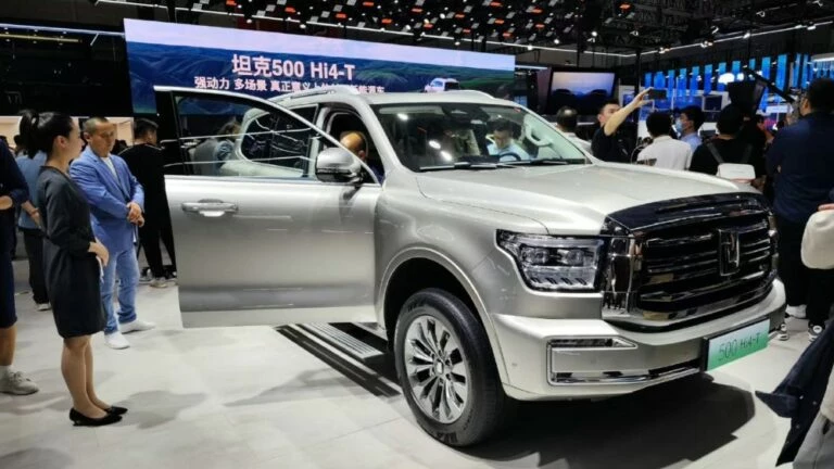 гибридная версия внедорожника Tank 500 Шанхай 2023 сбоку спереди