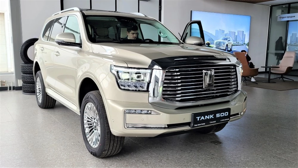 Внедорожник Tank 500 вышел на российский рынок. Компания объявила старт предзаказов внедорожник Tank 500 спереди сбоку