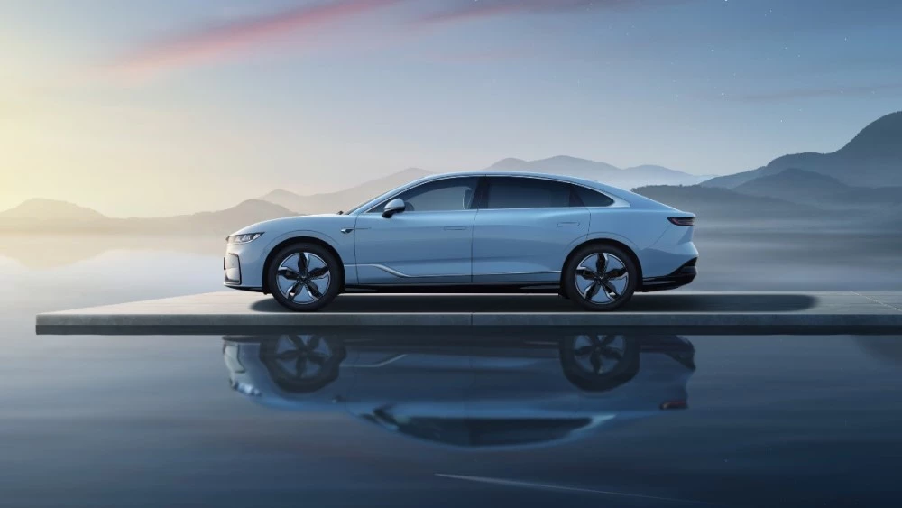 седан Voyah Passion сбоку