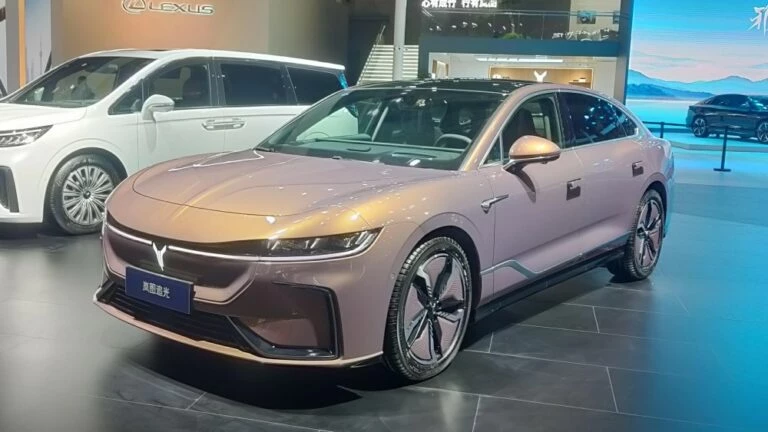 Voyah Zhuiguang Passion спереди сбоку