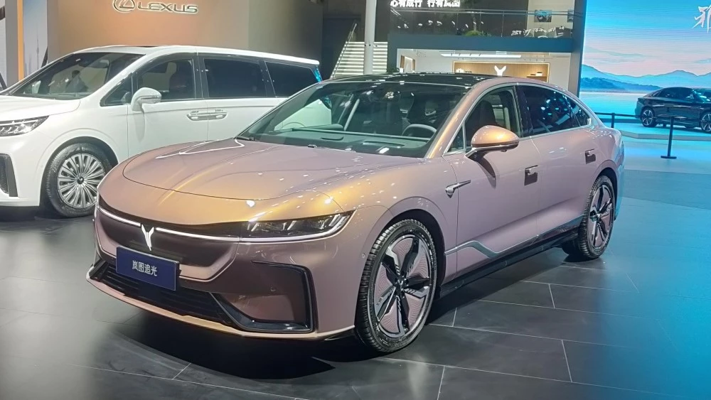 Voyah Zhuiguang Passion спереди сбоку