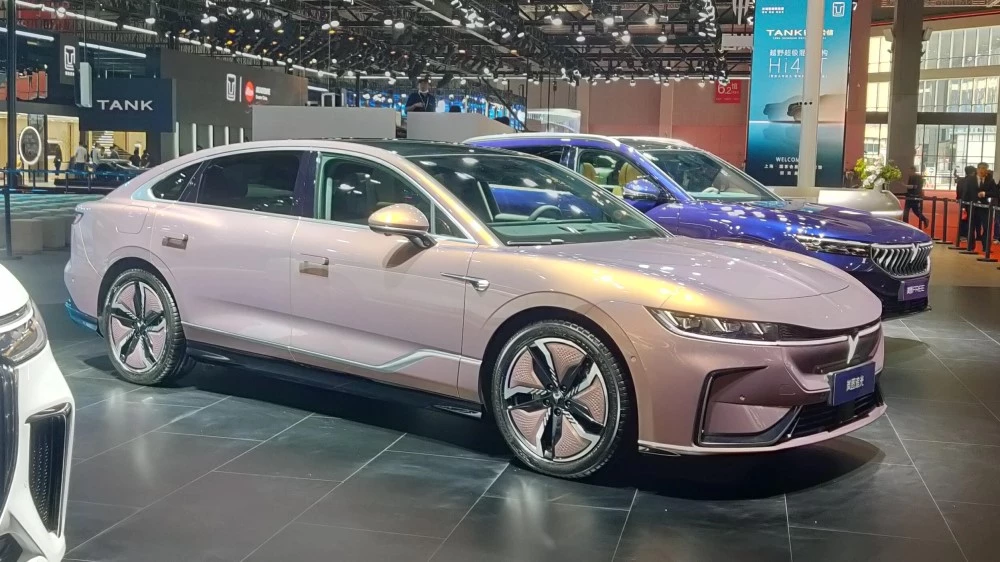 Voyah Zhuiguang Passion спереди сбоку