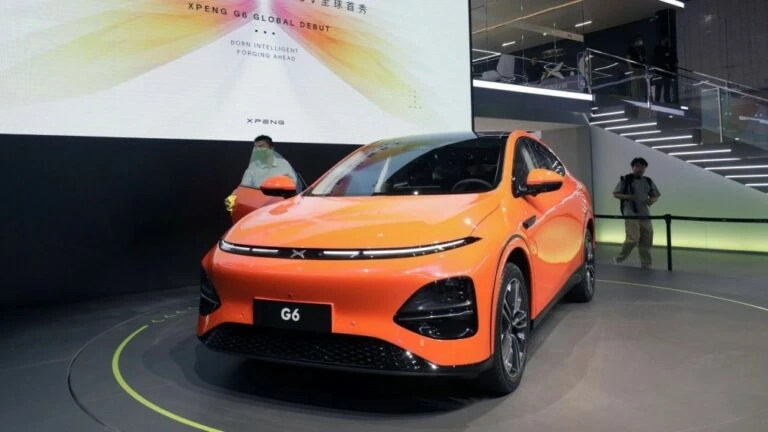 электрический кроссовер XPeng G6 слева спереди