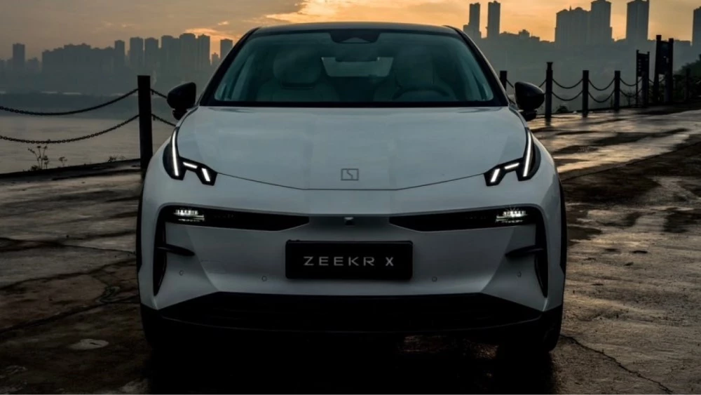 Zeekr X спереди