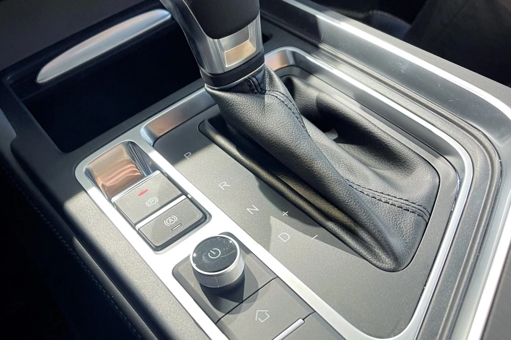 Omoda S5 салон интерьер центральный тоннель селектор