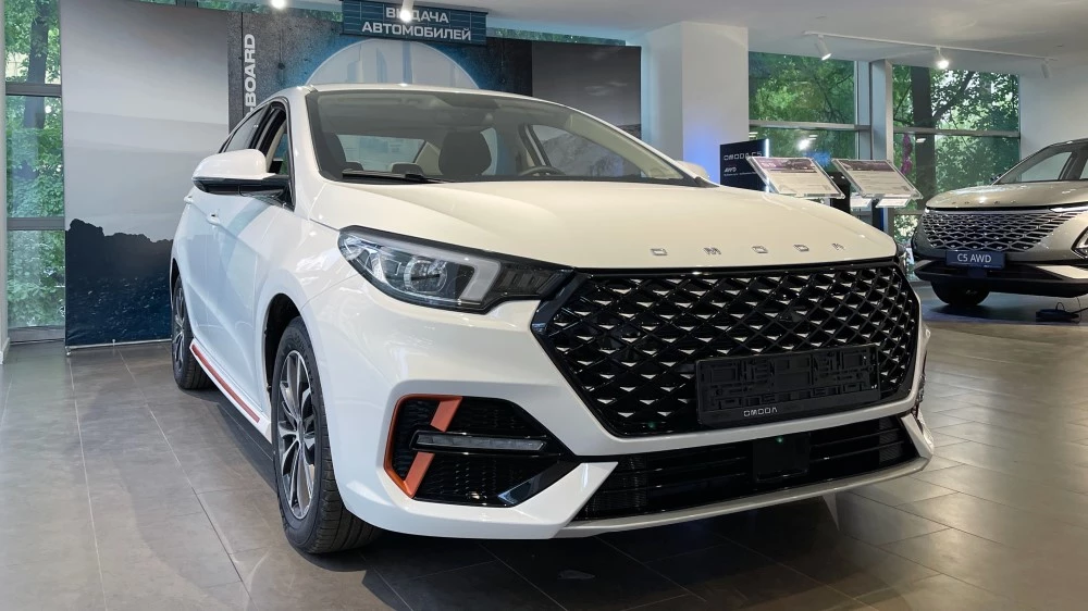 Первые впечатления от седана Omoda S5. Знакомство с будущим бестселлером? Omoda S5 в автосалоне купить у дилера новый сбоку спереди