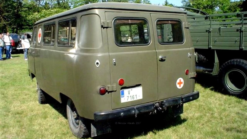 УАЗ-452 сбоку сзади