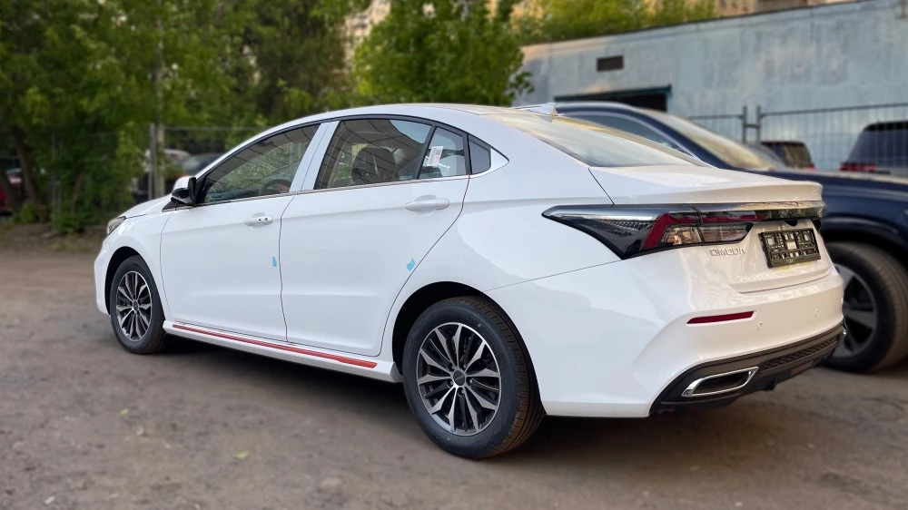 Omoda S5 сбоку сзади