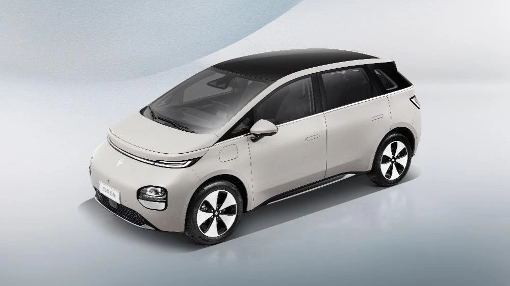 Электромобиль Baojun Yunduo спереди сбоку