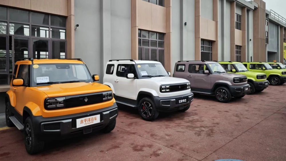 Baojun Yep спереди сбоку