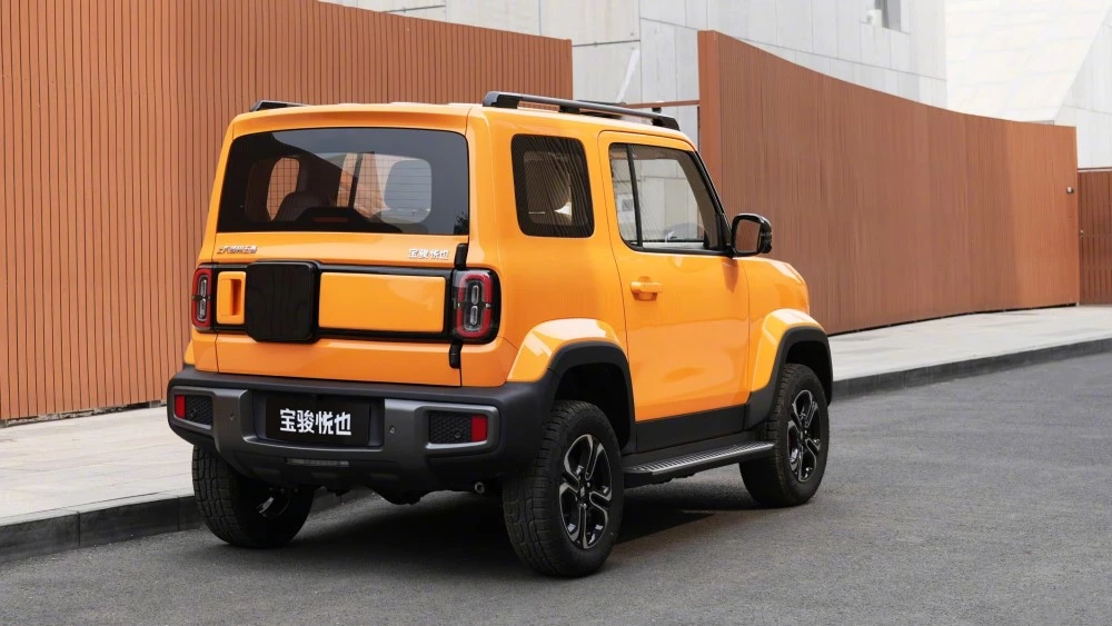 Baojun Yep сзади сбоку