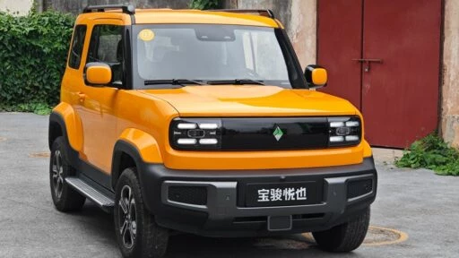 Baojun Yep спереди сбоку
