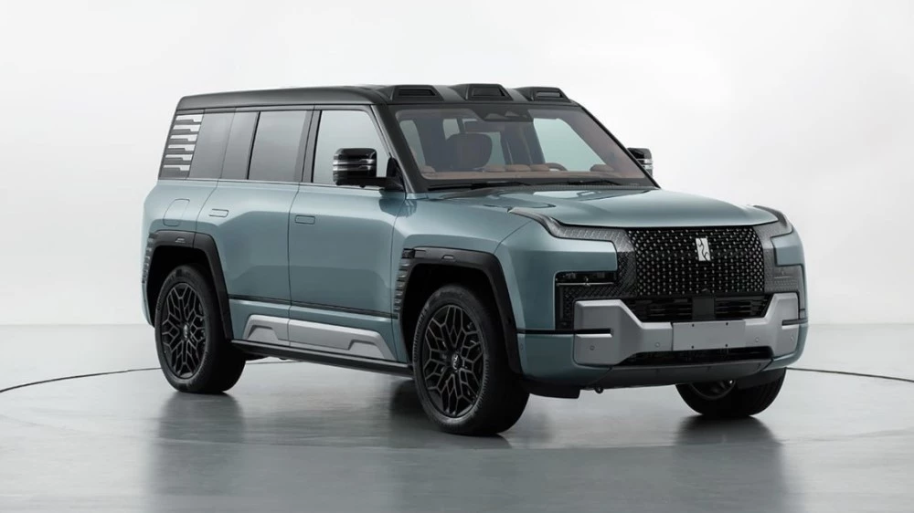 Супергибрид. Внедорожник BYD Yangwang U8 полностью рассекретили в Китае Электрический внедорожник BYD Yangwang U8 сбоку спереди