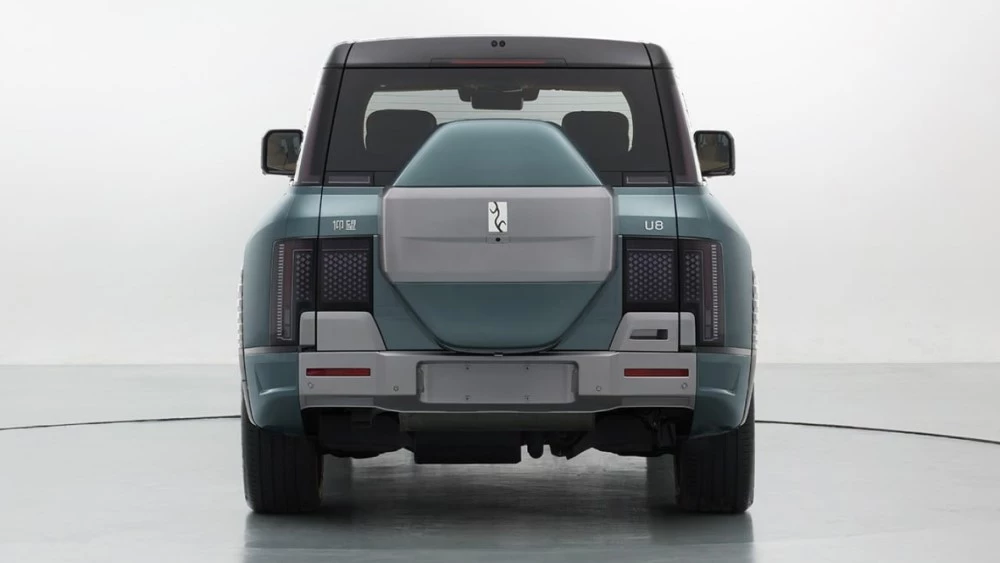 Электрический внедорожник BYD Yangwang U8 сзади