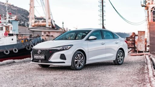 Changan Eado Plus сбоку спереди