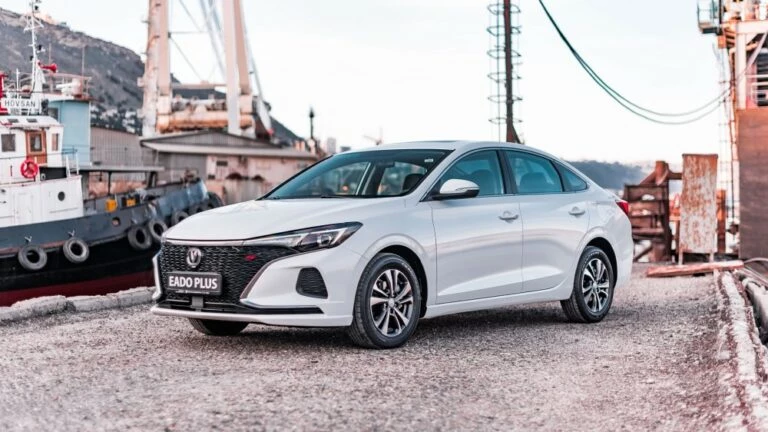 Changan Eado Plus сбоку спереди