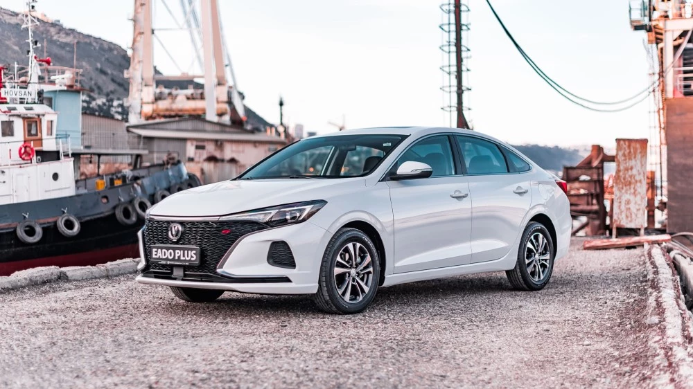 Продажи седана Changan Eado в России начнутся в июне. Дилер рассекретил цены новинки Changan Eado Plus сбоку спереди