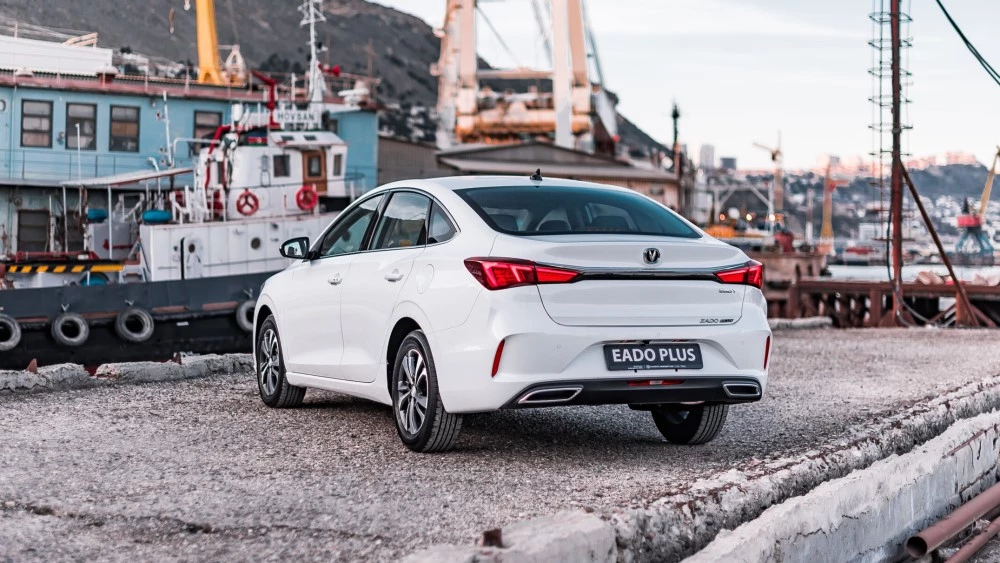 Changan Eado Plus сбоку сзади
