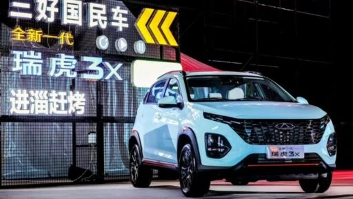 Chery Tiggo 3x нового поколения сбоку спереди