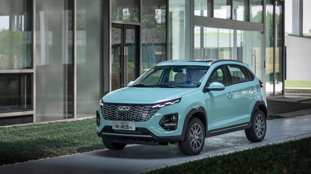 Chery Tiggo 3x нового поколения сбоку спереди