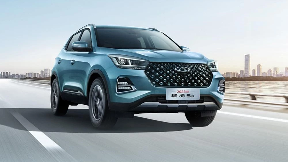 Обновленный Chery Tiggo 4 Pro представили в Китае. Он получил новый атмосферный двигатель Chery Tiggo 4 Pro / Tiggo 5x сбоку спереди