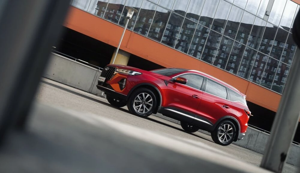 Кроссовер Chery Tiggo 7 Pro Max сбоку спереди