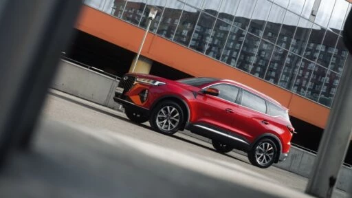 Кроссовер Chery Tiggo 7 Pro Max сбоку спереди