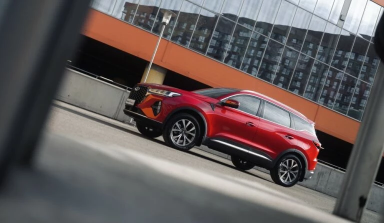 Кроссовер Chery Tiggo 7 Pro Max сбоку спереди