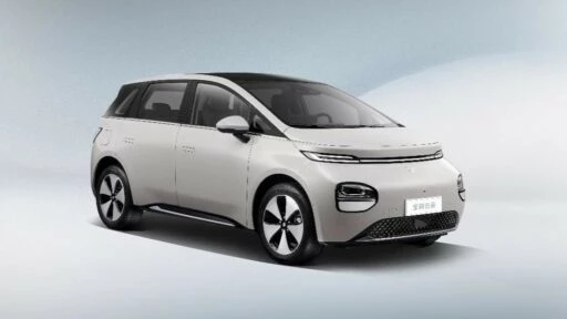 Электромобиль Baojun Yunduo спереди сбоку
