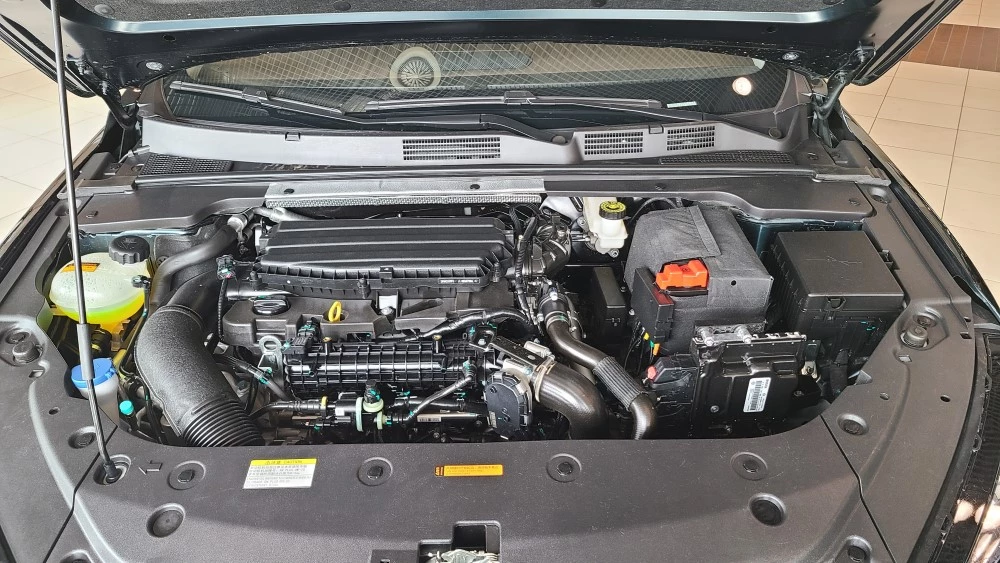 Dongfeng Shine Max в автосалоне двигатель моторный отсек