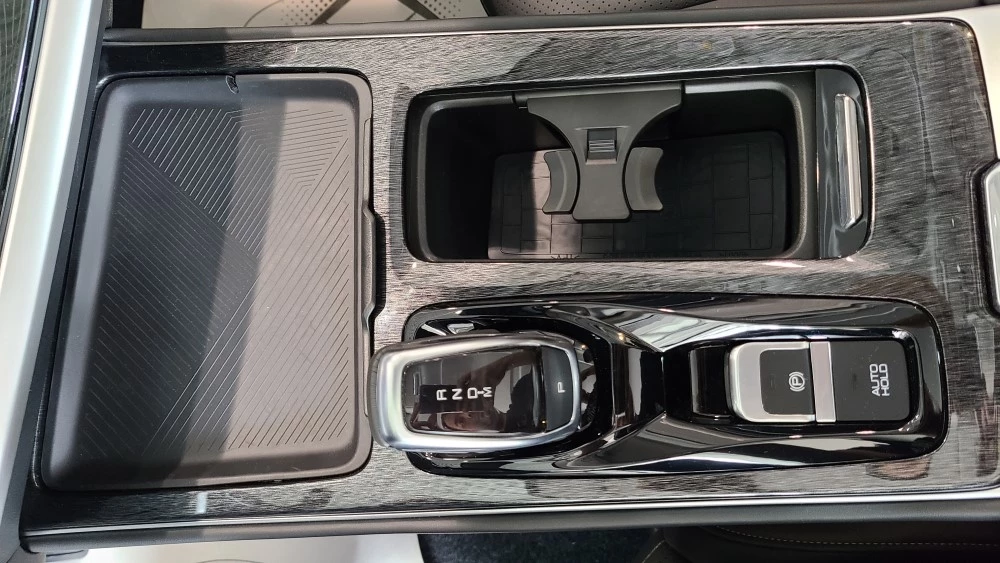 Dongfeng Shine Max в автосалоне салон интерьер центральный тоннель