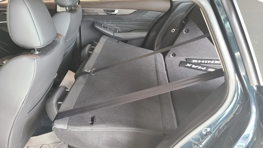 Dongfeng Shine Max в автосалоне салон интерьер сиденья второго ряда раскладываются