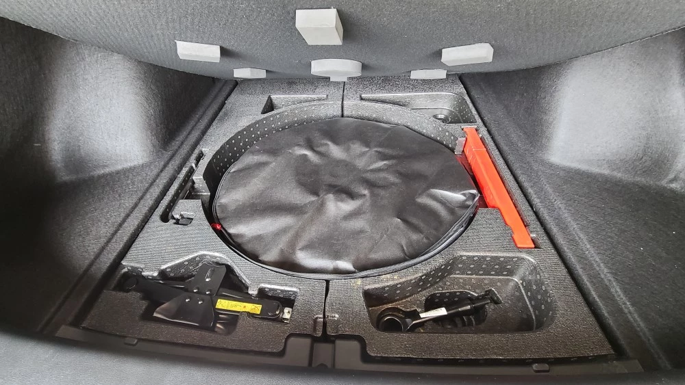 Dongfeng Shine Max в автосалоне салон интерьер запасное колесо багажник