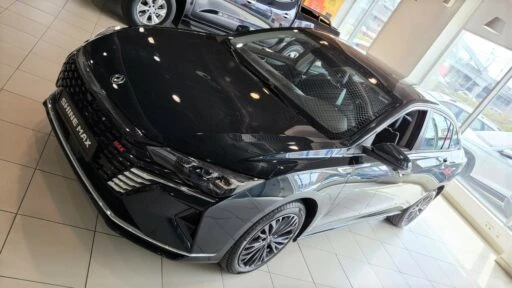 Dongfeng Shine Max в автосалоне спереди сбоку