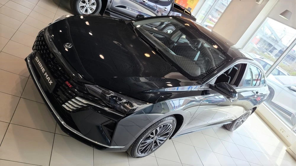 Dongfeng Shine Max в автосалоне спереди сбоку