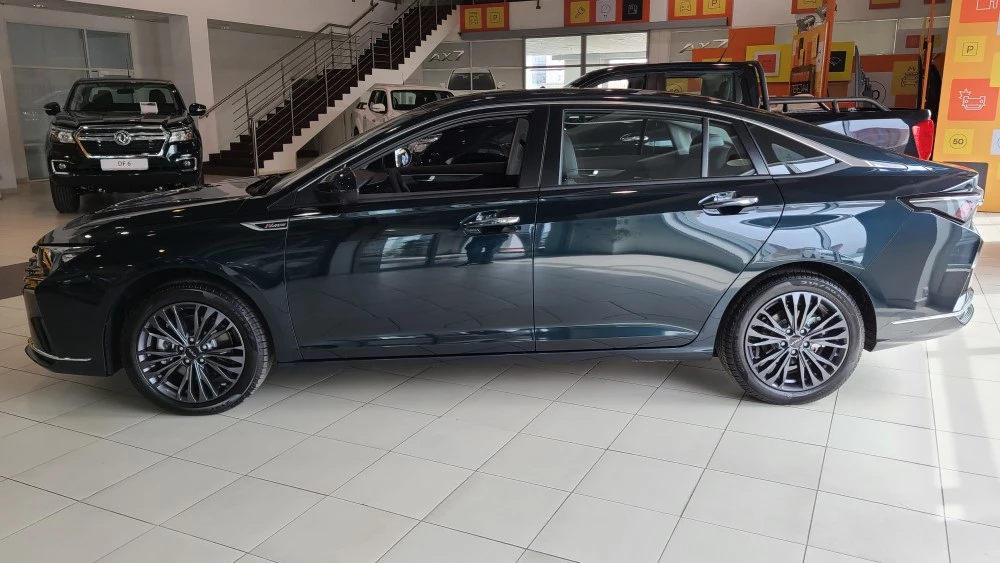 Dongfeng Shine Max в автосалоне сбоку