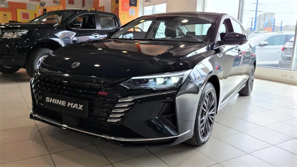 Dongfeng Shine Max в автосалоне спереди сбоку