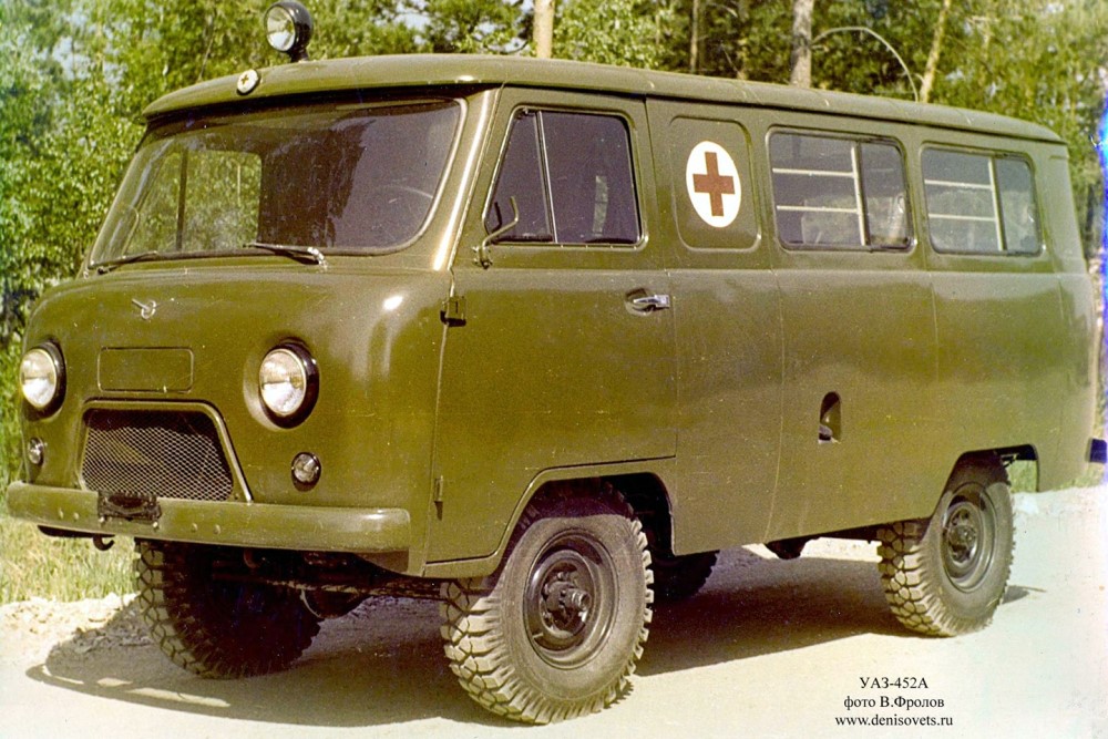 УАЗ-452 сбоку спереди