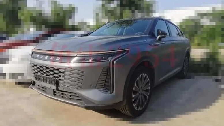 Экспортная версия кроссовера Exeed RX сбоку спереди
