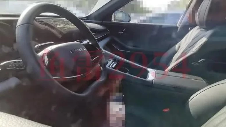 Экспортная версия кроссовера Exeed RX салон интерьер