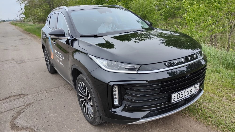 Exeed TXL спереди сбоку тест-драйв