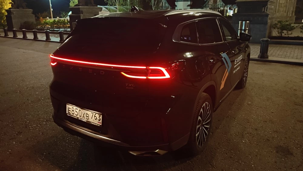 Exeed TXL сзади сбоку тест-драйв фонари ночью свет