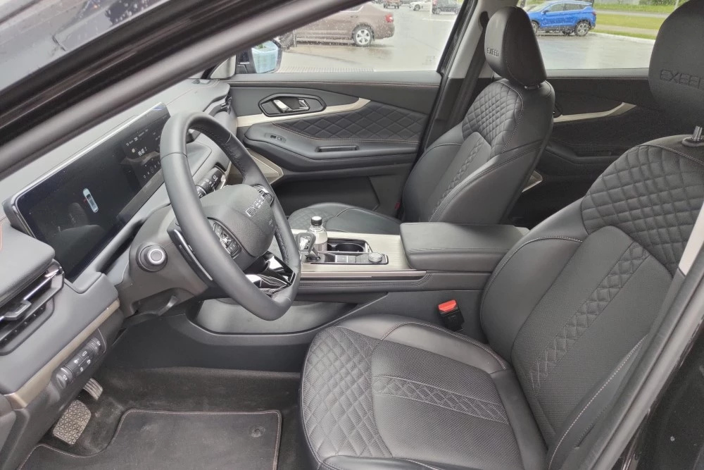 Exeed Txl салон интерьер первый ряд