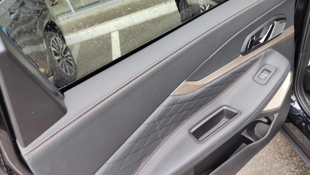 Exeed Txl салон интерьер дверные карты