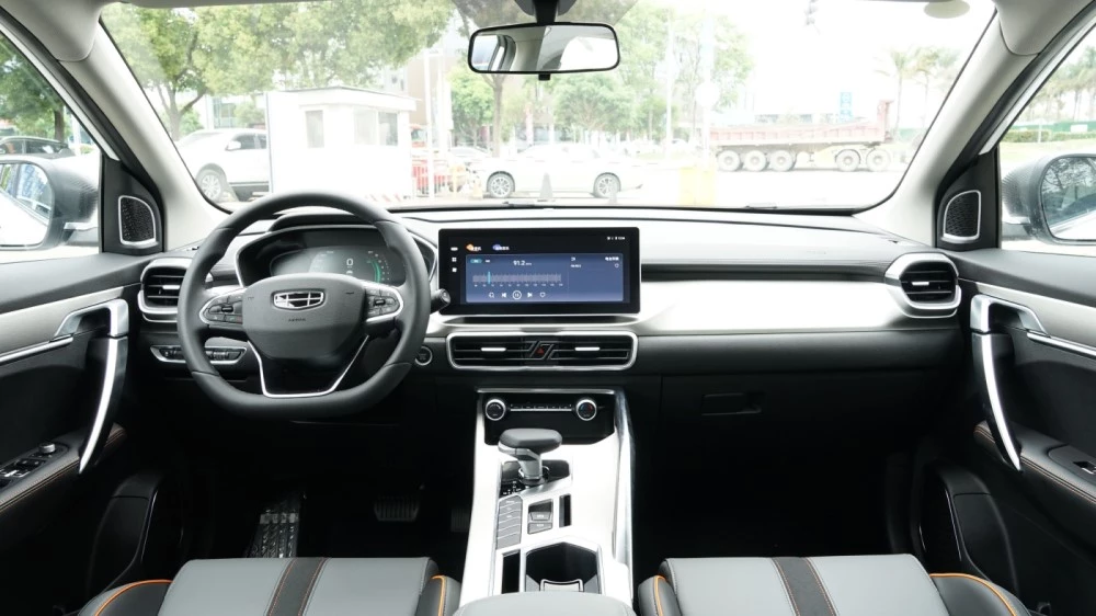 обновленный Geely Coolray 2023 салон интерьер