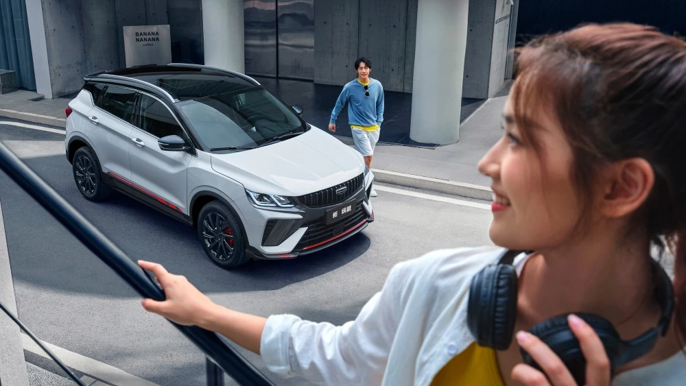 обновленный Geely Coolray 2023 сбоку спереди сверху цены