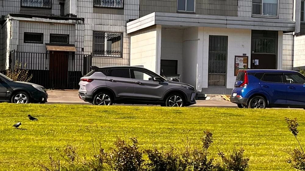 Новое поколение Geely Coolray появилось в Москве. Первое фото Geely Coolray нового поколения в Москве