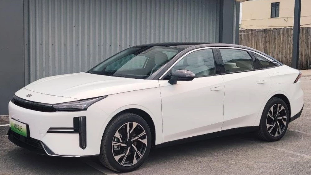 Гибридный седан Geely Galaxy L6 спереди сбоку