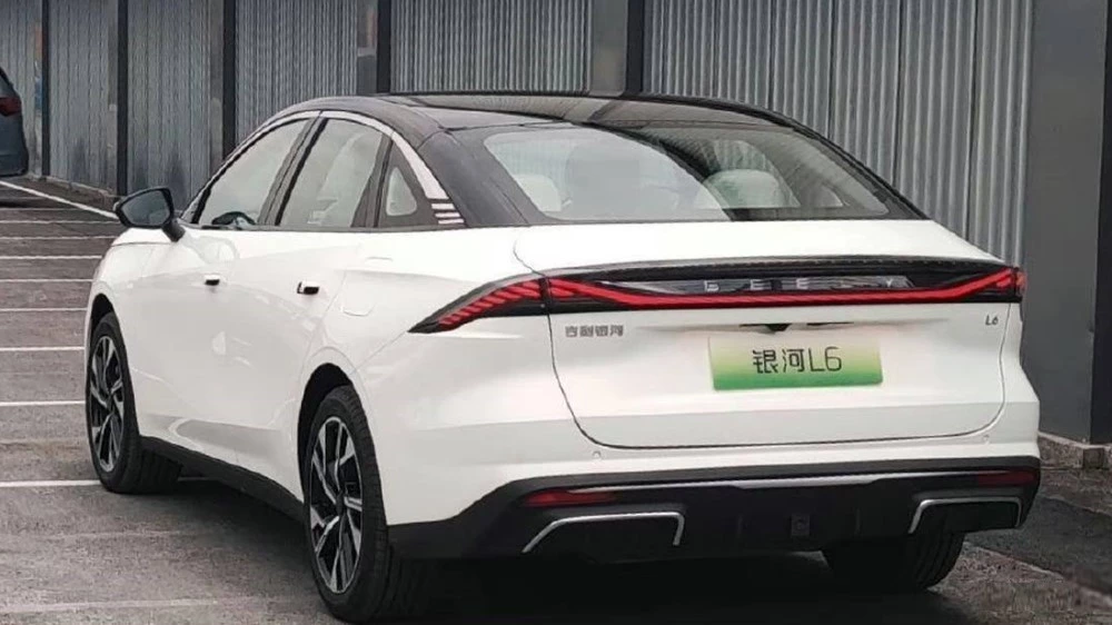 Гибридный седан Geely Galaxy L6 сзади сбоку